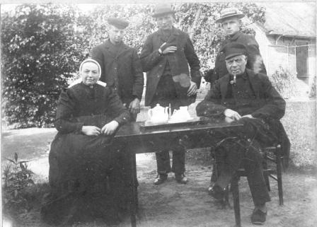 Klik voor foto in apart venster gerrit_v_marle_en_hendrika_westhof__met_kinderen__roelof__jan_en_willem.jpg