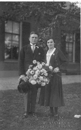 Klik voor foto in apart venster merle_gerrit_karel__1900__en_jo_eikelboom.jpg