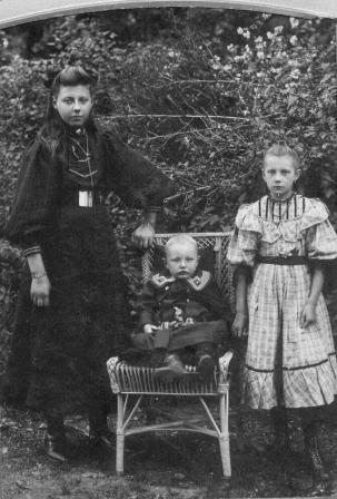 Klik voor foto in apart venster van_marle__kinderen_johanna__suze_en_gerrit.jpg