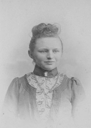 Klik voor foto in apart venster westhoff_veldhuis__roeloffina_paulina__jansen___1883___huwt_jan_derk__everts__alderkamp__vraagteken_.jpg